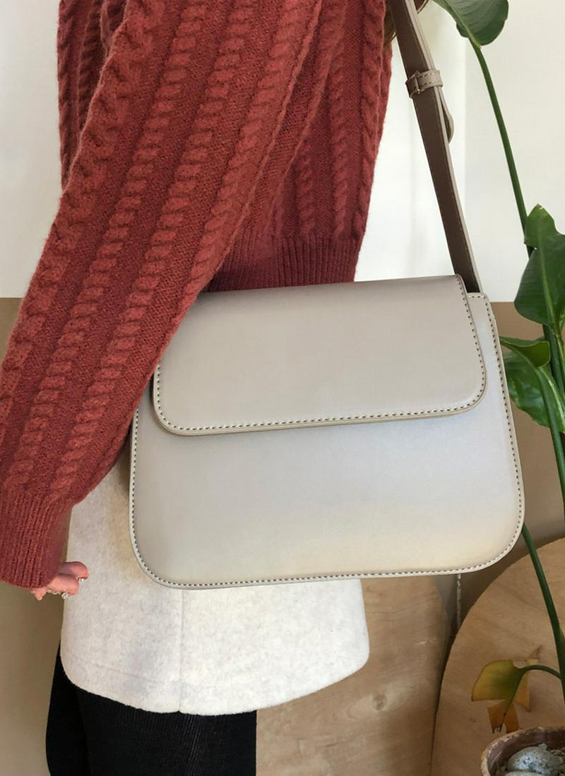 レザー調フラップショルダーバッグ