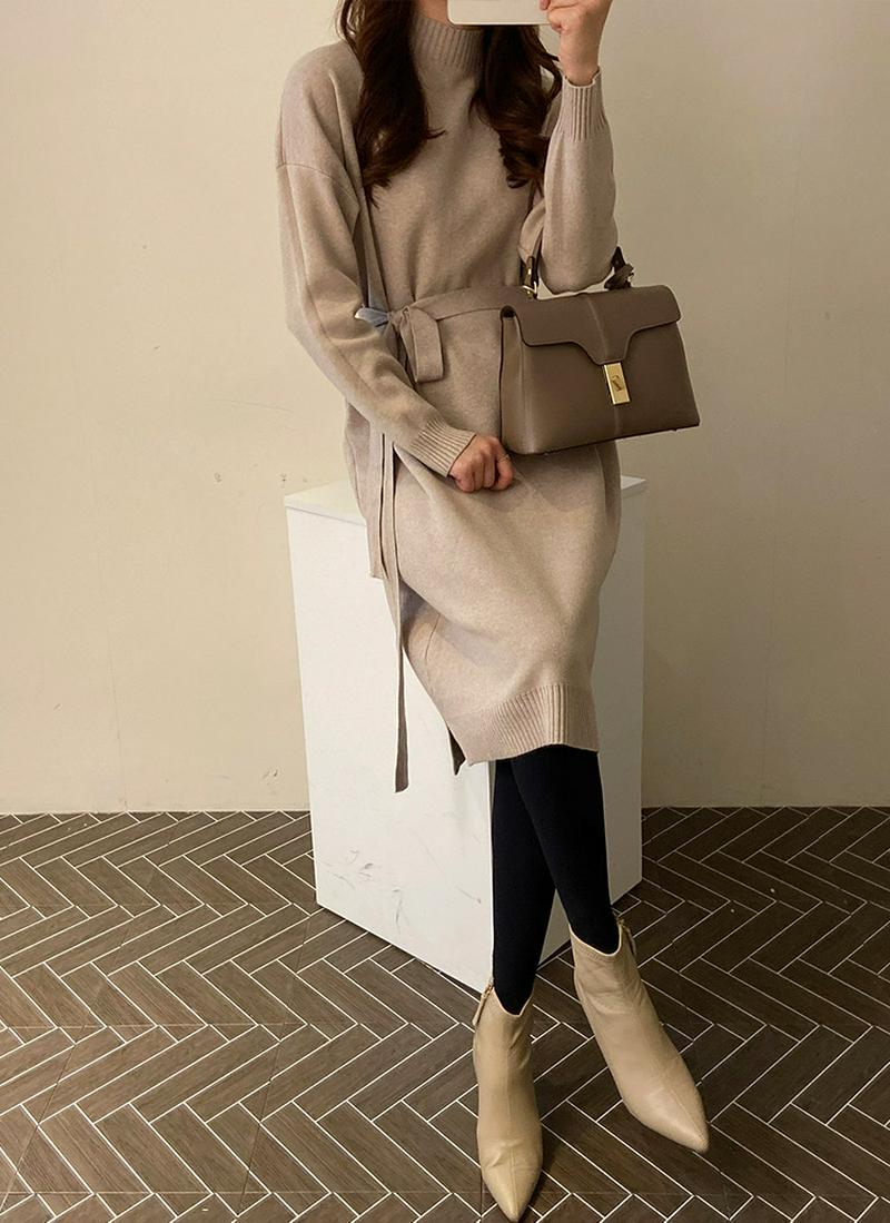 ストラップ付ハーフネックニットワンピース