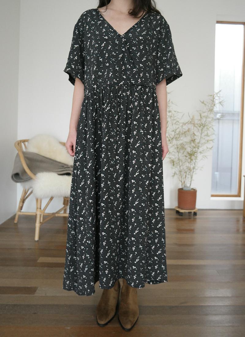 Vネックフラワーパターンワンピース