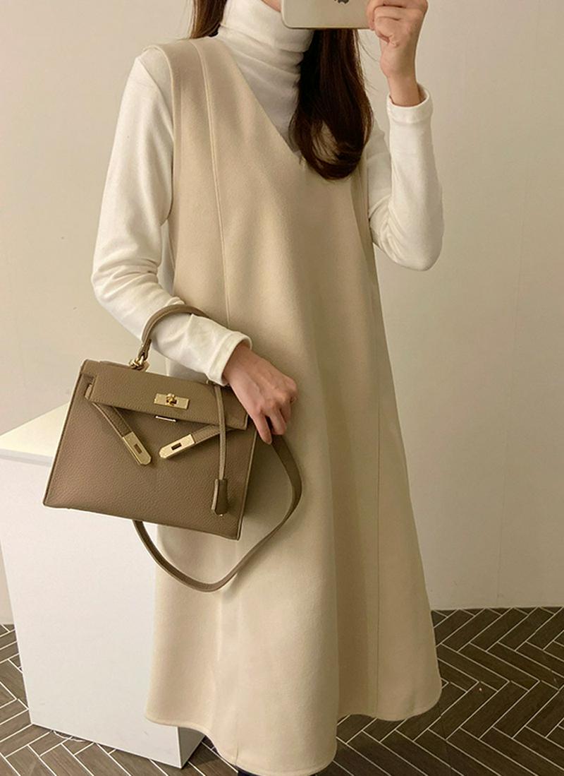 Vネックフレアワンピース