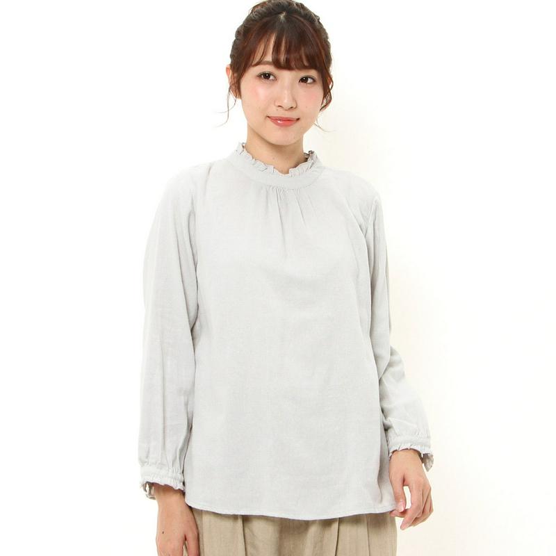 コットン１００％のハイネックフリル付きブラウス