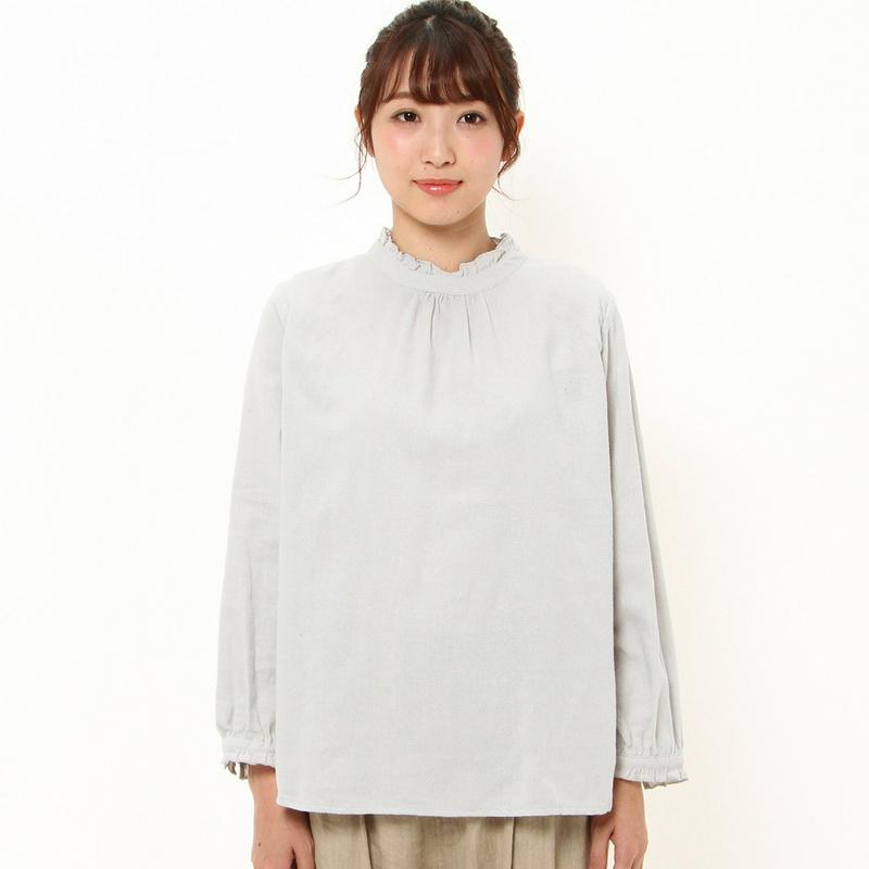 コットン１００％のハイネックフリル付きブラウス