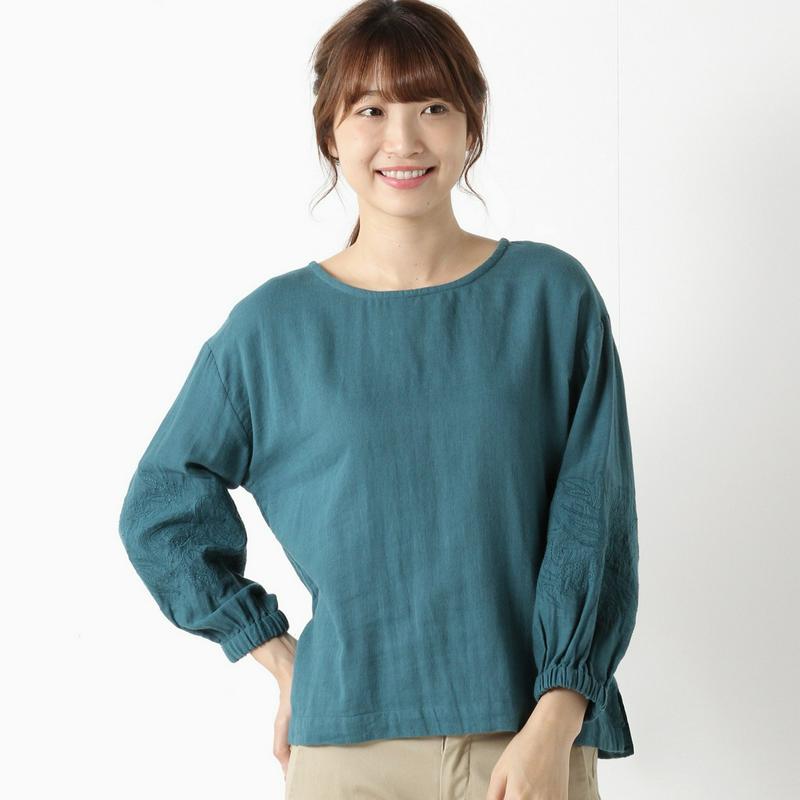 着易いＷガーゼ素材の袖刺繍ブラウス
