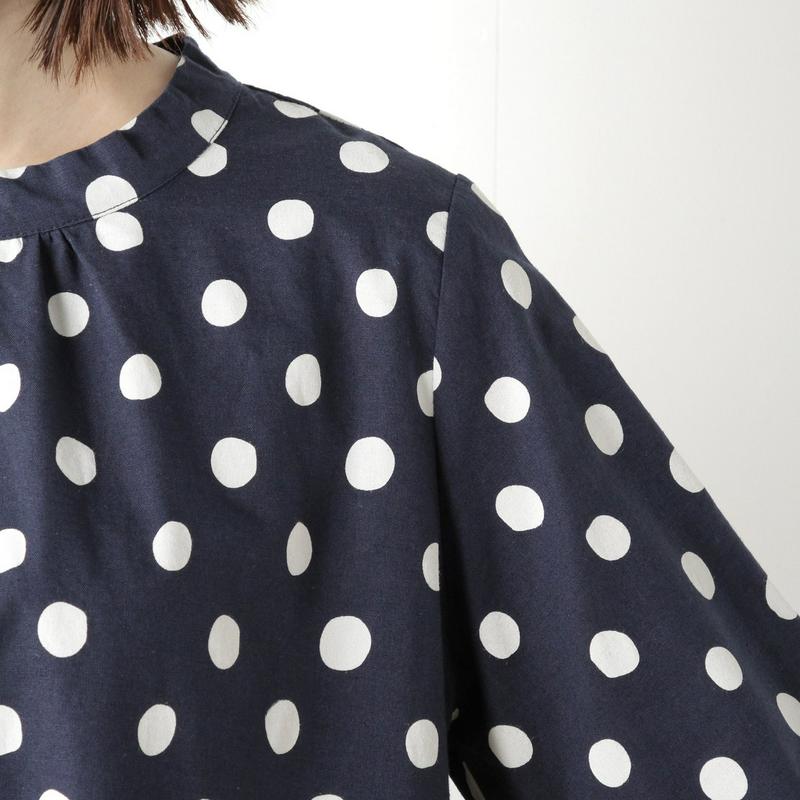 コットンリネン素材のドットプリントブラウス