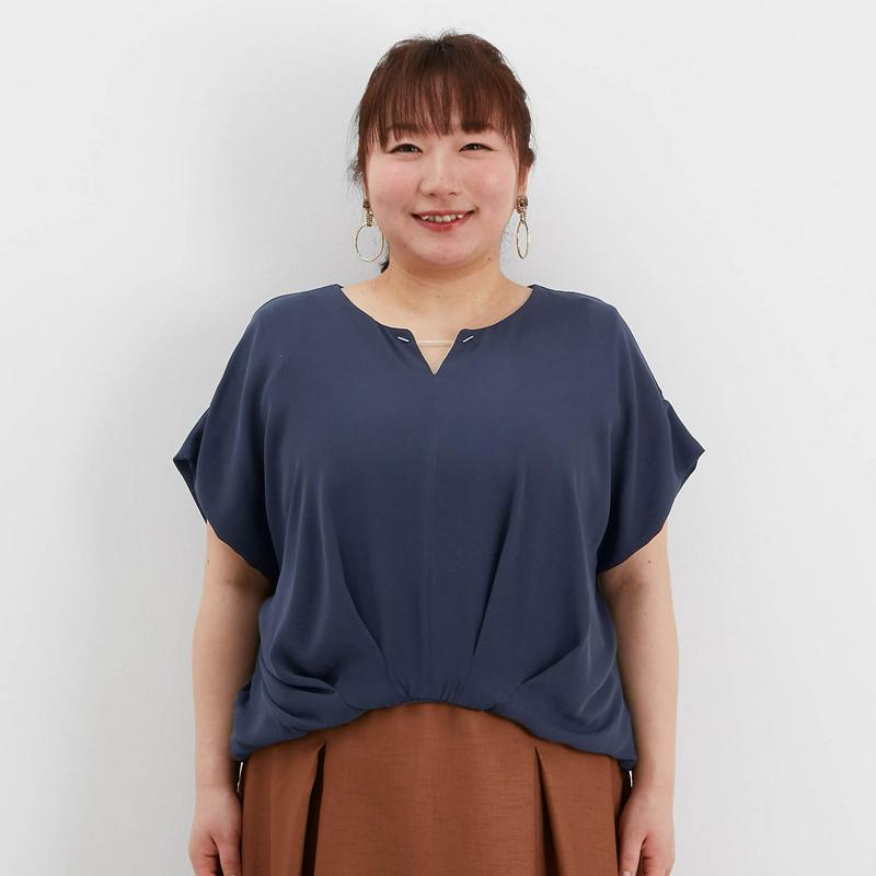 カットソー裏地アクセサリー付きブラウス
