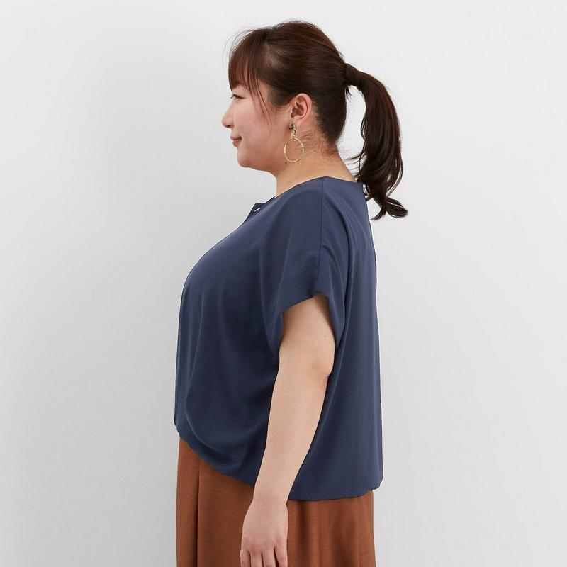 カットソー裏地アクセサリー付きブラウス