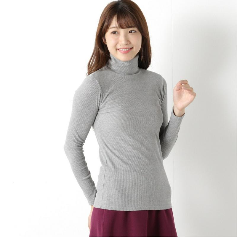 程よいフィット感のリブタートルカットソー