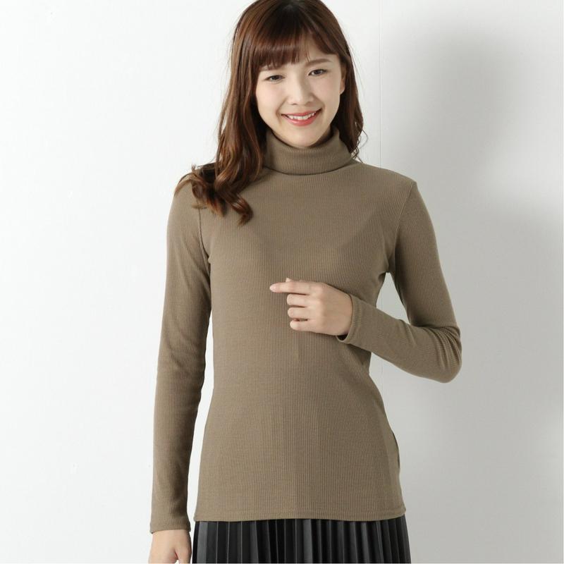 程よいフィット感のリブタートルカットソー