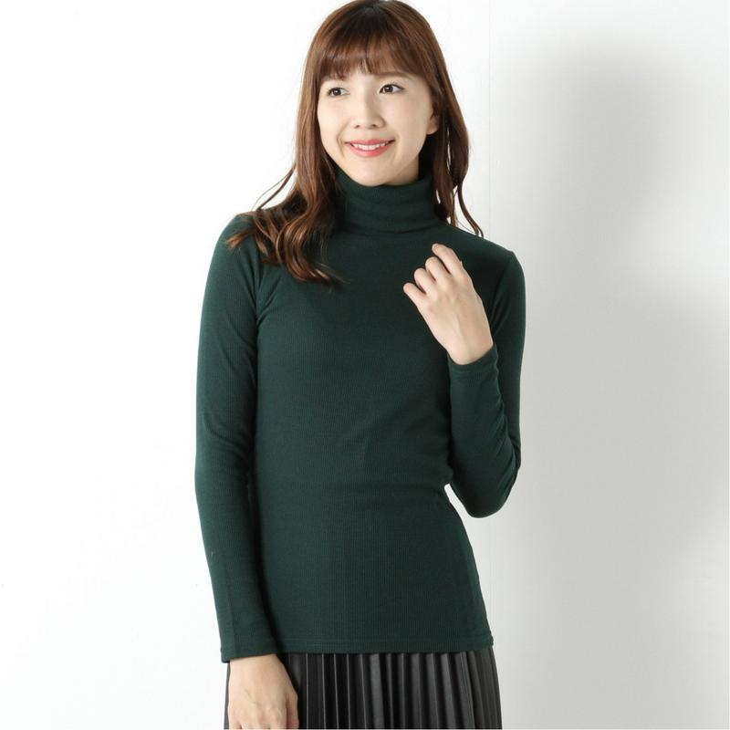 程よいフィット感のリブタートルカットソー