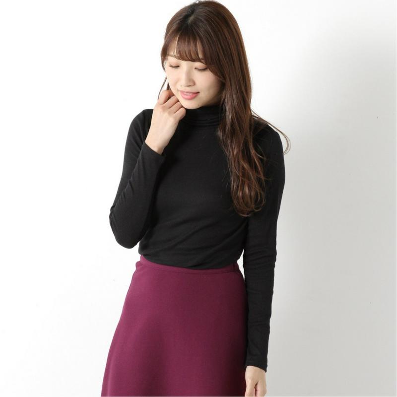 程よいフィット感のリブタートルカットソー