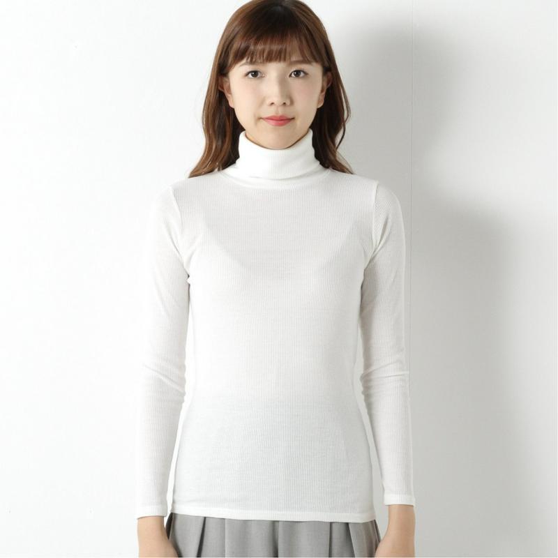 程よいフィット感のリブタートルカットソー