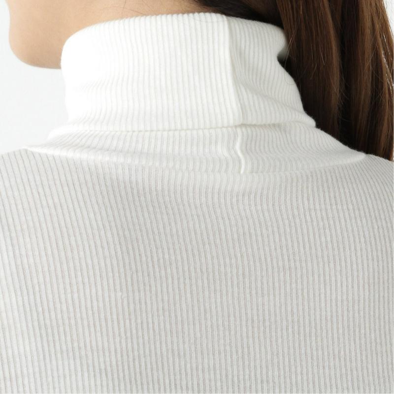程よいフィット感のリブタートルカットソー