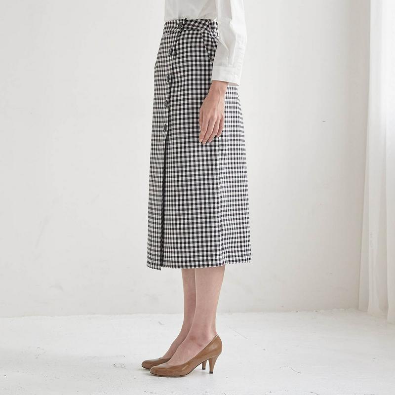 【ＳＴＹＬＥ　ＳＮＡＰコラボチラシ掲載】ギンガムチェック柄ラップ風ボタン使いスカート