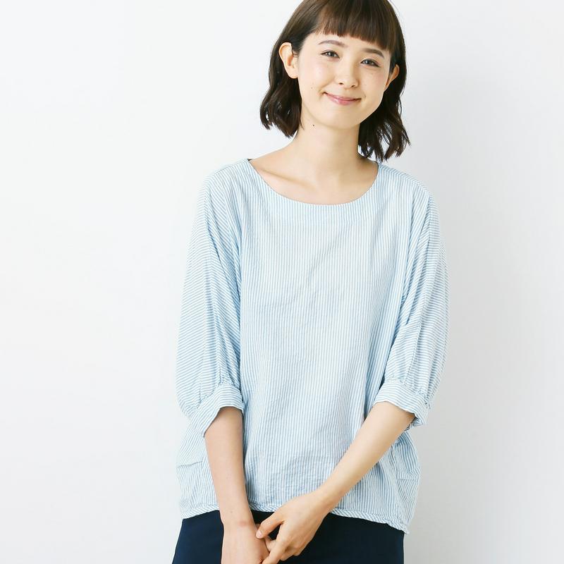 ナチュラルな素材感のボリューム袖ブラウス