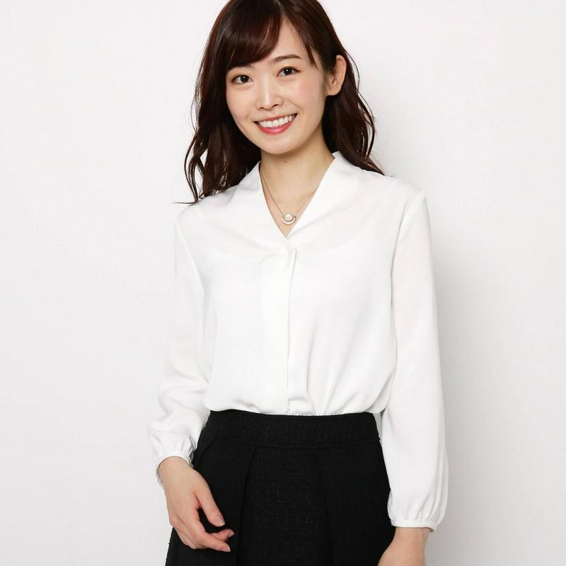 【入卒・ＷＥＢ限定サイズあり】スタンドカラー風Ｖネックブラウス