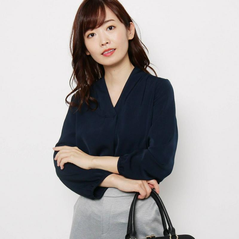 【入卒・ＷＥＢ限定サイズあり】スタンドカラー風Ｖネックブラウス