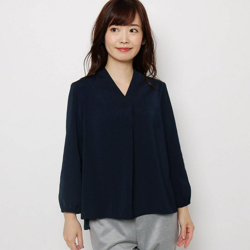 【入卒・ＷＥＢ限定サイズあり】スタンドカラー風Ｖネックブラウス