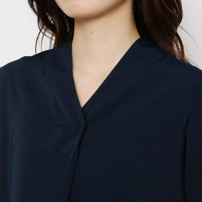 【入卒・ＷＥＢ限定サイズあり】スタンドカラー風Ｖネックブラウス