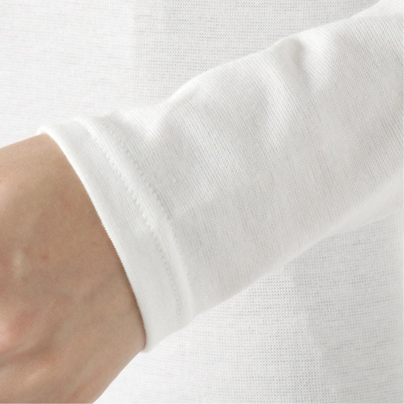 ストレッチ素材のもちもちハイネックプルオーバー