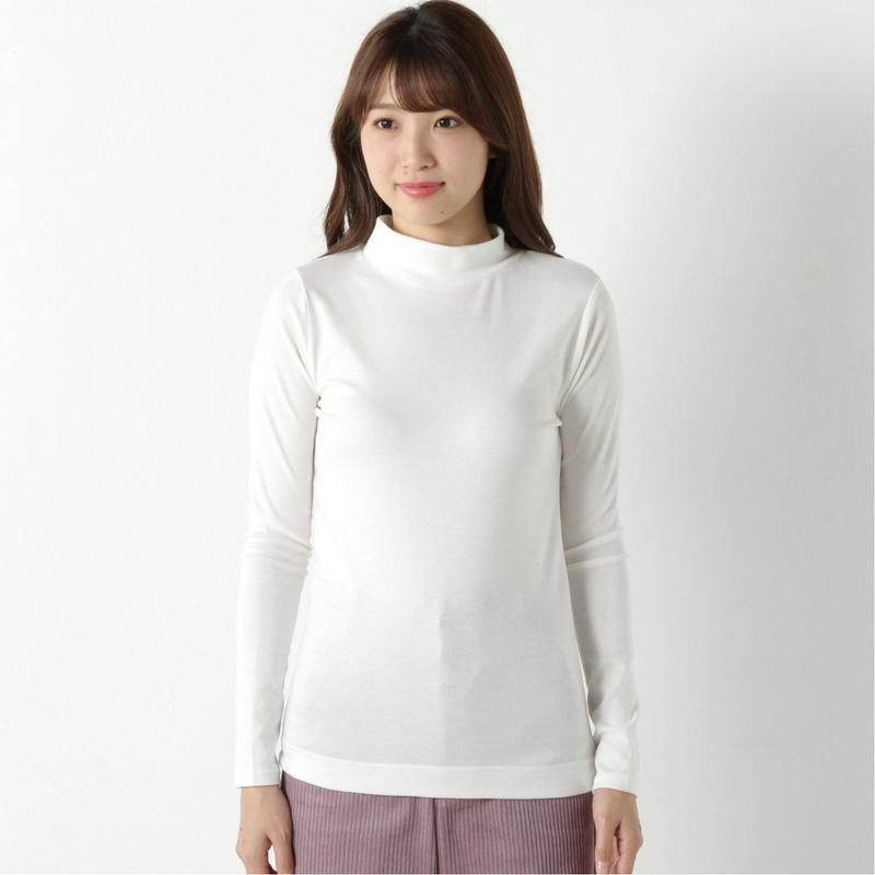ストレッチ素材のもちもちハイネックプルオーバー