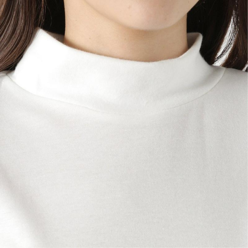 ストレッチ素材のもちもちハイネックプルオーバー