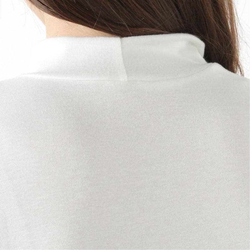 ストレッチ素材のもちもちハイネックプルオーバー