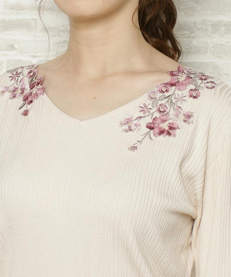 フラワー刺繍Vネックリブニット