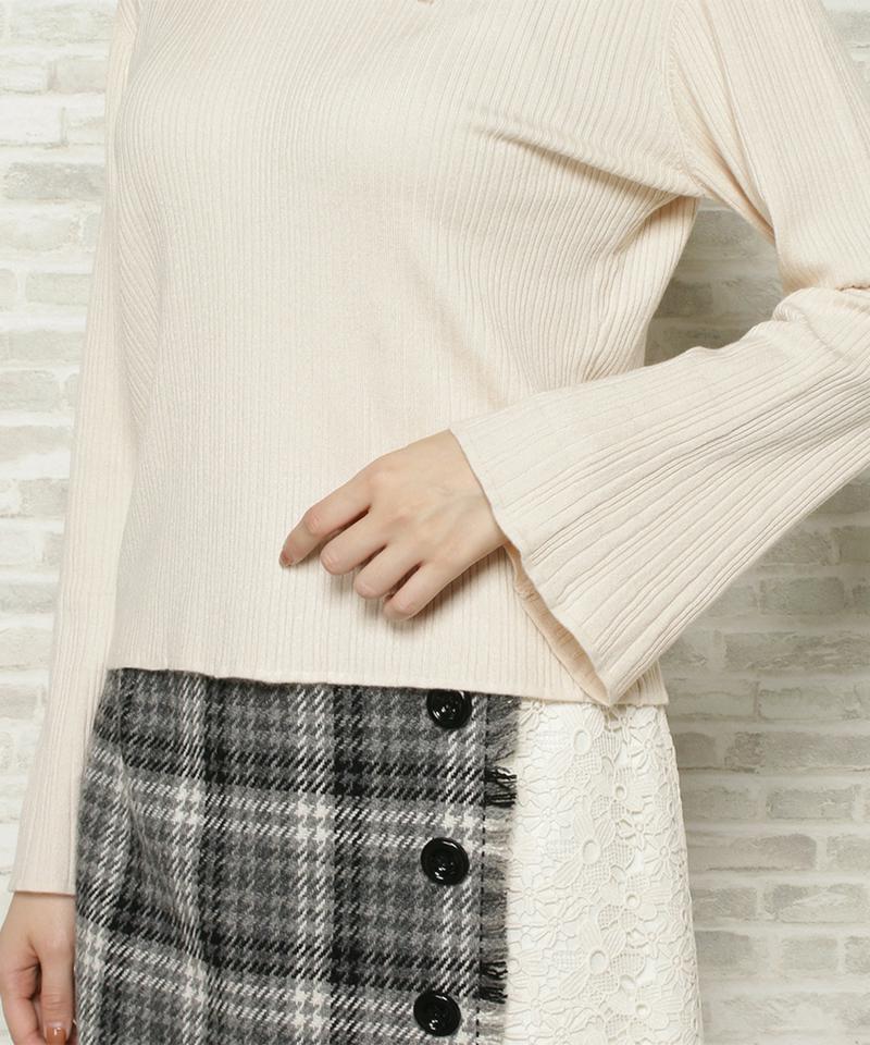 フラワー刺繍Vネックリブニット
