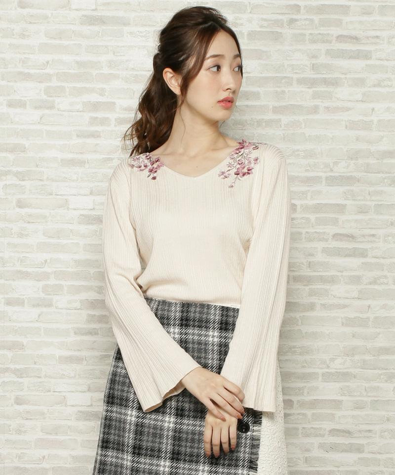 フラワー刺繍Vネックリブニット