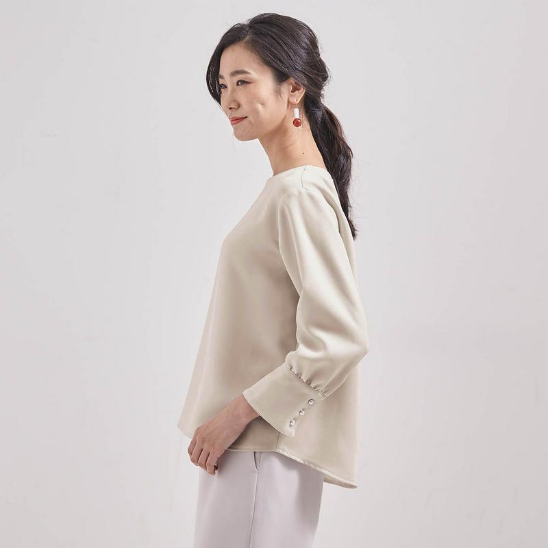 【ＳＴＹＬＥ　ＳＮＡＰ掲載】（日本製）パール調ボタンボリュームスリーブブラウス