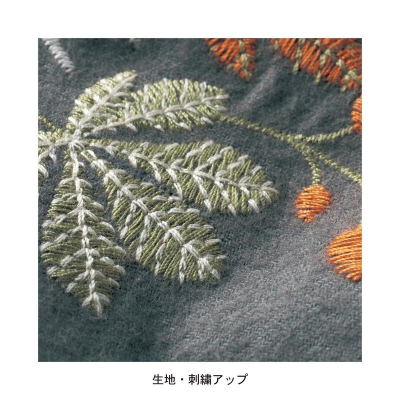 袖刺繍ブラウス“森のたからもの”