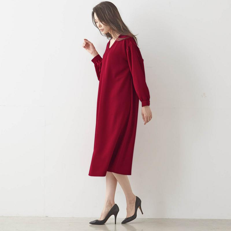 落ち感のあるドレープワンピース