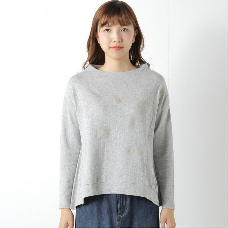 ２枚重ねの水玉刺繍プルオーバー