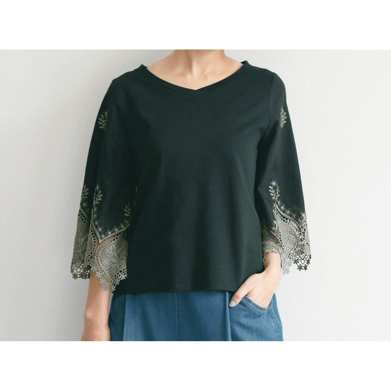 袖刺繍レース使いカットソー