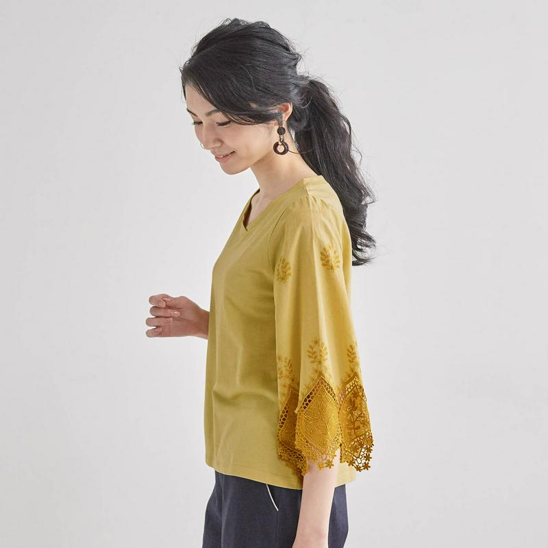 袖刺繍レース使いカットソー
