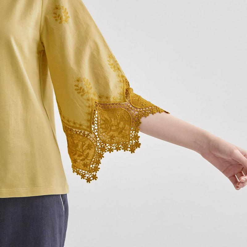 袖刺繍レース使いカットソー