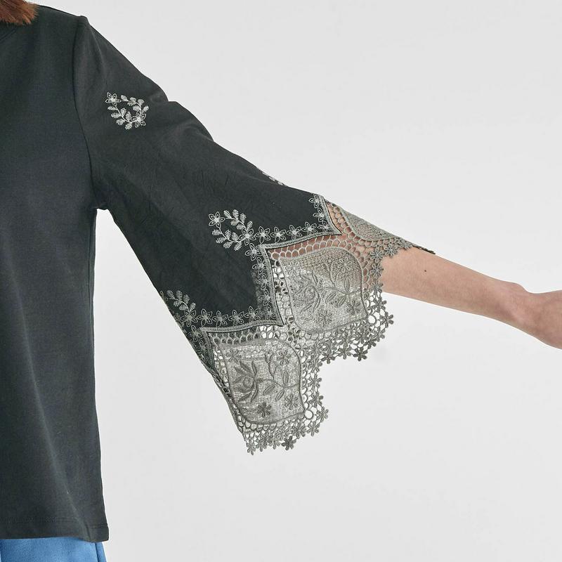 袖刺繍レース使いカットソー