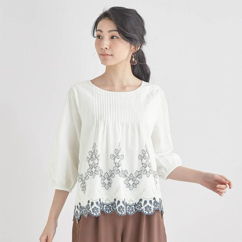 裾刺繍使いピンタックブラウス