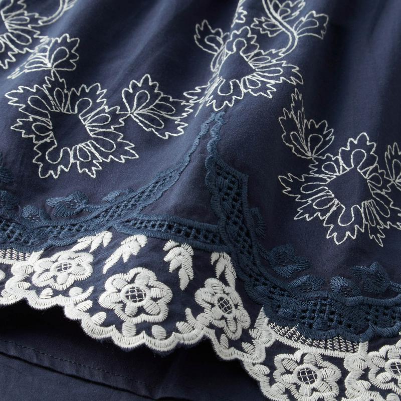 裾刺繍使いピンタックブラウス