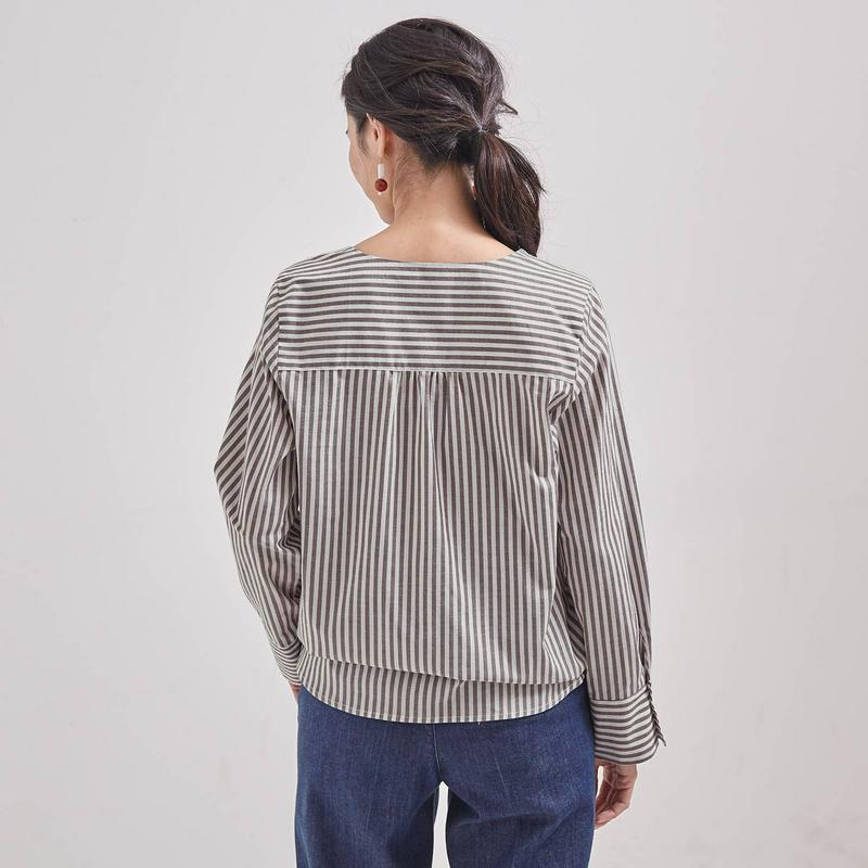 【ＳＴＹＬＥ　ＳＮＡＰコラボチラシ掲載】カシュクール風コットン混ブラウス