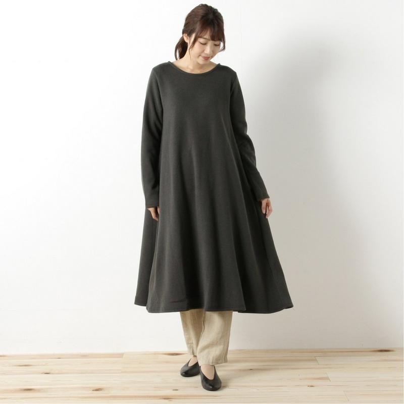 ゆったりシルエットのテントラインワンピース