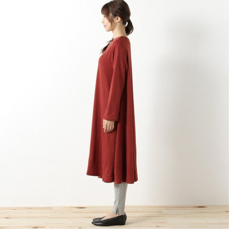 ゆったりシルエットのテントラインワンピース