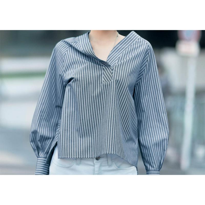 【ＳＴＹＬＥ　ＳＮＡＰ掲載】すっきりＶネックストライプ柄ブラウス