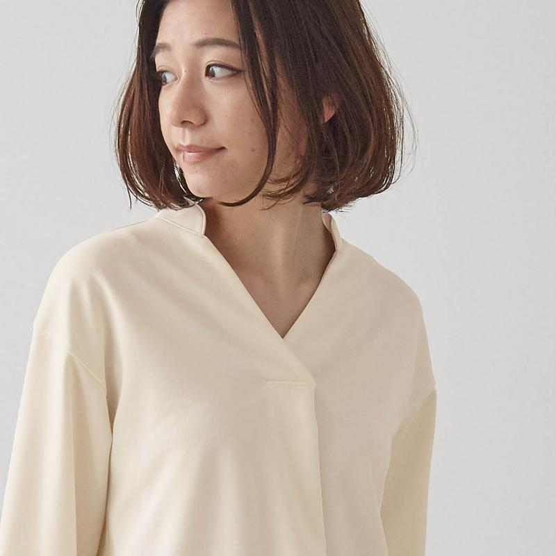 【ＳＴＹＬＥ　ＳＮＡＰ掲載】着心地ラクチンブラウス見え素材のすっきりＶネックカットソー