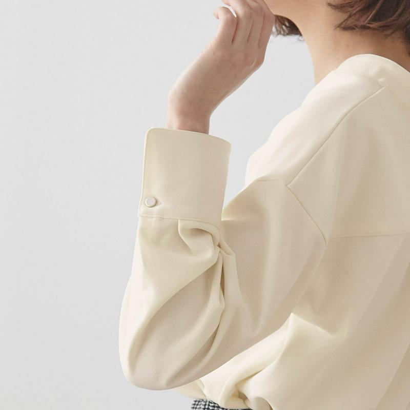 【ＳＴＹＬＥ　ＳＮＡＰ掲載】着心地ラクチンブラウス見え素材のすっきりＶネックカットソー