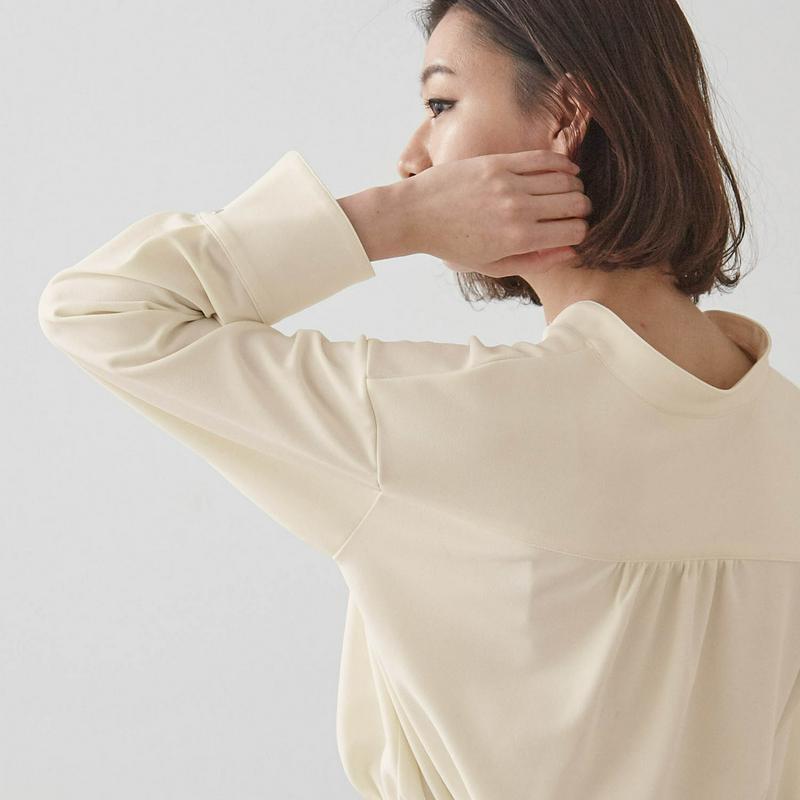 【ＳＴＹＬＥ　ＳＮＡＰ掲載】着心地ラクチンブラウス見え素材のすっきりＶネックカットソー