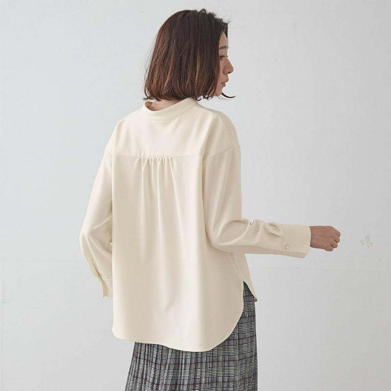 【ＳＴＹＬＥ　ＳＮＡＰ掲載】着心地ラクチンブラウス見え素材のすっきりＶネックカットソー