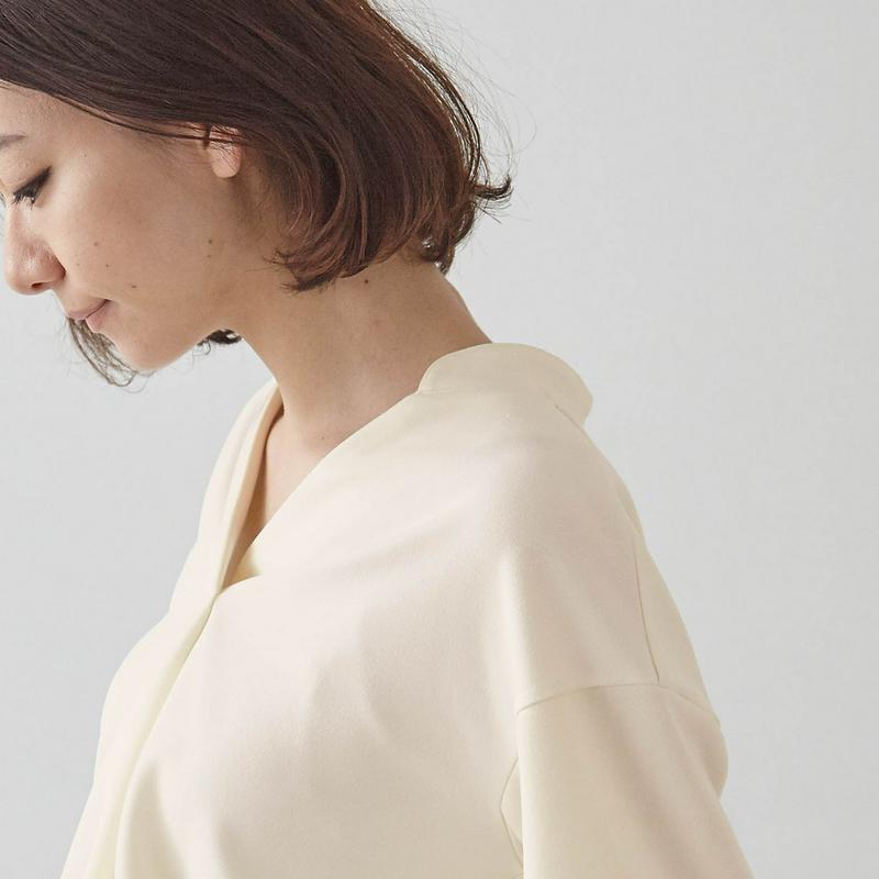 【ＳＴＹＬＥ　ＳＮＡＰ掲載】着心地ラクチンブラウス見え素材のすっきりＶネックカットソー