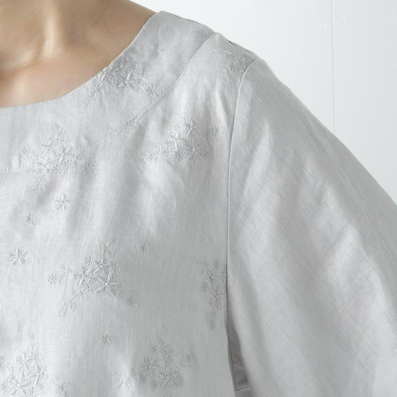 リネン素材の袖スナップ花刺繍ワンピース