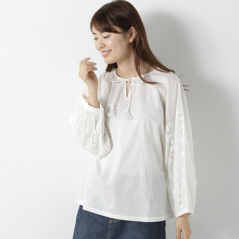 袖刺繍使いワイドスリーブブラウス